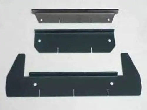 Drei Stahlplatten in unterschiedlichen Größen, möglicherweise für die Montage in einem Remeha-Produkt, mit Laschen zur Befestigung und Löchern zur einfachen Installation.